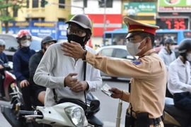 Phi xe máy lên hè đường để ‘tránh nắng, trốn tắc’, hàng loạt tài xế bị xử phạt