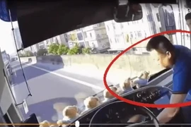 Cơ quan Công an vào cuộc vụ ‘Tài xế xe con rút chìa xe khách trên đường vành đai 3’