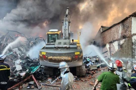 Hình ảnh chiến sỹ Công an Hà Nội lăn xả dập đám cháy nhà xưởng tại phường Tây Mỗ