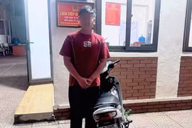Nam thanh niên “trả giá” vì đeo khẩu trang vào biển số xe máy trên phố Xã Đàn