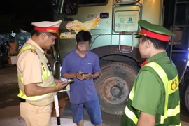 Cảnh sát giao thông tăng cường kiểm tra, xử lý xe chở quá tải trong đêm