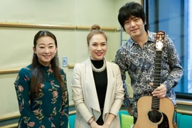 Mỹ Tâm thăm đài MBS và giao lưu, dạy nhảy cho các em học sinh