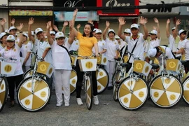 Hoa hậu Ngô Phương Lan đạp xe, hướng về "ngày của Mẹ"