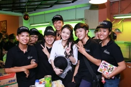 Thủy Top cùng fan đi giúp người nghèo giữa đêm