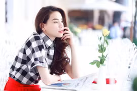 Hồ Ngọc Hà giản dị xinh đẹp với áo sơ mi, váy đỏ