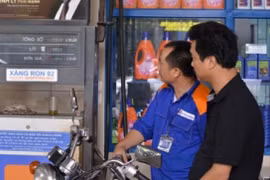 Xăng lại tăng hơn 200 đồng/lít