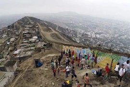 Dân chúng phẫn nộ vì "Bức tường Berlin" phân cách giàu nghèo ở Peru