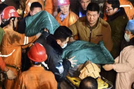 Chủ mỏ Trung Quốc tự tử, 17 công nhân vẫn mắc kẹt trong lòng đất