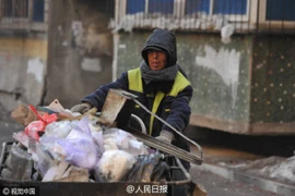 Người dọn vệ sinh giúp đỡ học sinh nghèo suốt 30 năm