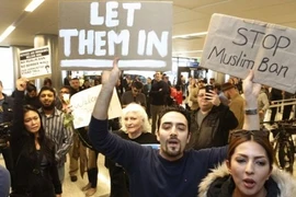 "Cuộc chiến pháp lý" quanh lệnh hạn chế nhập cư của Tổng thống Donald Trump 