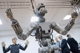 Phát triển robot hình người làm việc ngoài vũ trụ