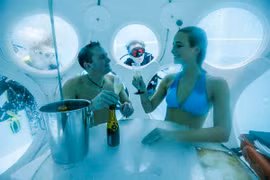 Phòng ăn ở độ sâu 5m dưới mặt nước