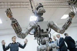 Phát triển robot hình người làm việc ngoài vũ trụ