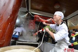 Trung Quốc: Vừa kéo mì vừa nhảy múa