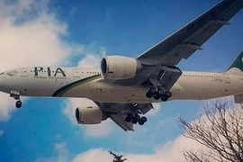 Nghi vấn máy bay nhồi nhét khiến hành khách phải đứng 4 tiếng