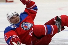 Tổng thống Putin ngã sõng soài khi chơi hockey