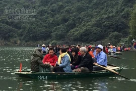 "Kinh Kong" về, danh thắng Tràng An tắc kẹt đường thủy