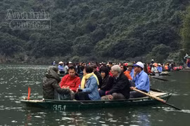 "Kinh Kong" về, danh thắng Tràng An tắc kẹt đường thủy