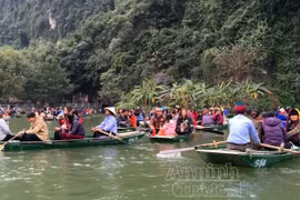 Cảnh tắc thuyền 'xưa nay hiếm' ở Tràng An, do 'Kinh Kong'