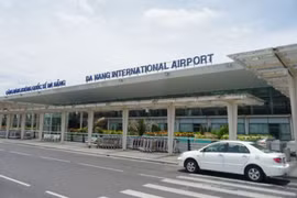 Đà Nẵng: Hai chuyến bay phải bay vòng hạ cánh vì vướng cẩu phun bê tông cao 25m
