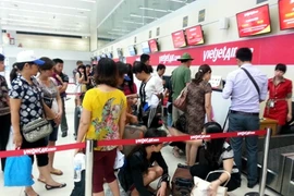 Đến muộn, bị hủy vé, hành khách dùng cặp xách tay đánh vào đầu nhân viên hàng không