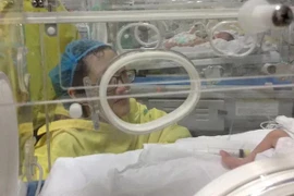 Bà mẹ ung thư giai đoạn cuối quyết không điều trị để sinh con đã qua đời