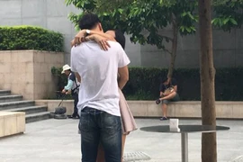 Giả vờ mua iPhone 7 để cầu hôn bạn gái