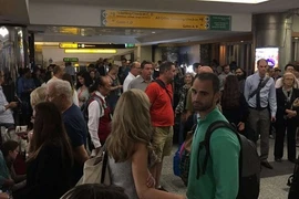 Sân bay LaGuardia sơ tán hành khách do có ô tô khả nghi