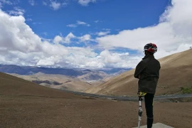 Người đàn ông 1 chân chinh phục 2.800km bằng xe đạp