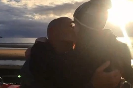 Thiếu nữ tuổi teen cầu hôn "bạn trai" 60 tuổi