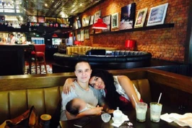 Cặp đôi chuyển giới sinh con theo cách tự nhiên