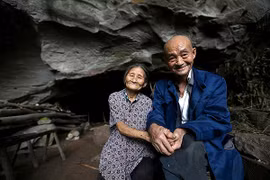 Cặp vợ chồng 54 năm sống trong hang đá
