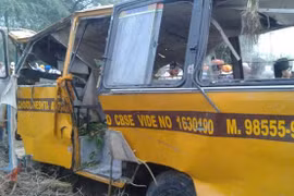 Xe buýt chở học sinh ở Ấn Độ lao xuống mương, 5 trẻ thiệt mạng
