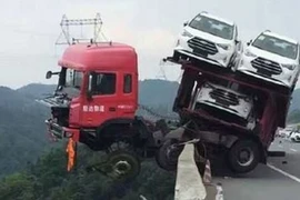 Thót tim, xe tải lao nửa thân ra mép núi