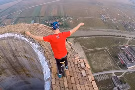 Trình diễn mạo hiểm trên miệng ống khói cao 256m