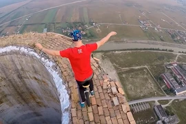 Trình diễn mạo hiểm trên miệng ống khói cao 256m