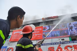 Hỏa hoạn thiêu rụi tầng 3 nhà hàng bán đồ ăn nhanh, tổ chức sự kiện