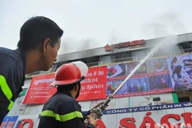 Hỏa hoạn thiêu rụi tầng 3 nhà hàng bán đồ ăn nhanh, tổ chức sự kiện