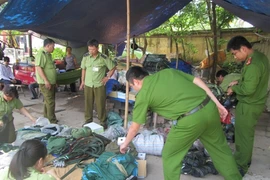 Đột kích “thế giới” sản phẩm quân trang “nhái” 