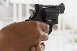 “Chạm” súng đa năng, siêu trộm ngoan ngoãn “đầu hàng”