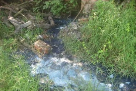 Đào ống ngầm, xả nước thải ra sông Đuống