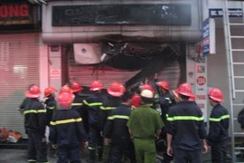 Thêm hình ảnh phá cửa cuốn, dập lửa trong hiệu giày phố Bà Triệu