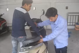 3 bảo vệ phối hợp… cậy yên xe máy, trộm iPad của khách