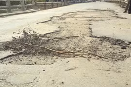 Sau úng ngập, cầu Lộc Hà xuống cấp