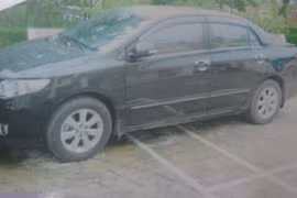 Xin đi nhờ không được, vung đoản kiếm chém xe ô tô