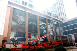 Diễn tập chữa cháy-cứu hộ tại tòa nhà Vincom Center Bà Triệu