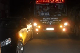 Mất điện, xe giường nằm húc xe 4 chỗ?