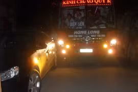 Mất điện, xe giường nằm húc xe 4 chỗ?