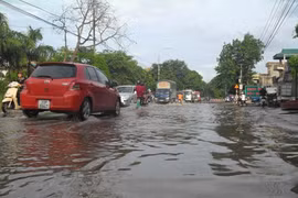 Quốc lộ "thảm hại" sau bão số 6