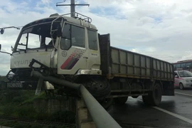 Hoảng hồn nhìn xe tải 5 tấn... vắt vẻo trên thành cầu